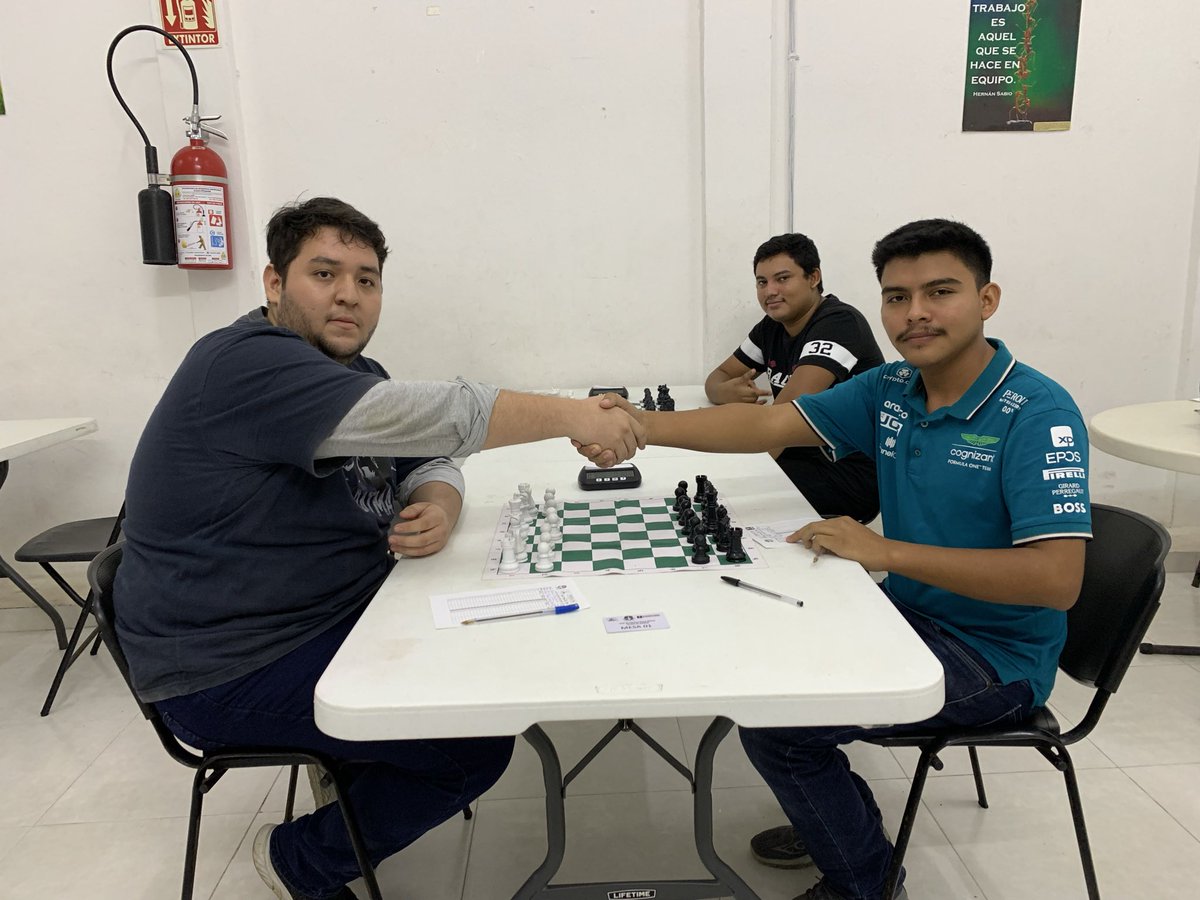 chetubien's tweet image. 🎓♟️ Orgullo UT Chetumal:  mecatrónicos brillan en el tablero. Abraham Ruiz y Luis Cohuo representaron con estrategia y pasión a la UT en la etapa municipal de ajedrez rumbo a los #JuegosNacionales2026. 👏 #TalentoUT #Mecatrónica
