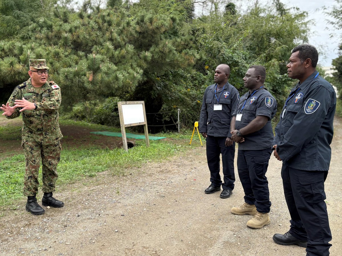 ModJapan_en's tweet image. From Oct 20-23, #JMOD/#JSDF carried out the Japan–Solomon Islands Capacity Building Project on #UXO to #RSIPF. Through tours of the Ordnance School and related companies, they gained insights into Japan’s UXO-related efforts. Valuable learning and stronger ties ahead 🇯🇵🤝🇸🇧