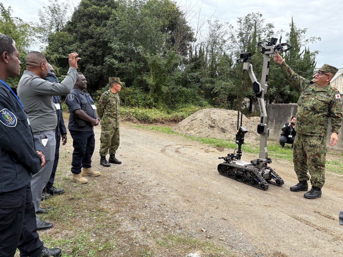 ModJapan_en's tweet image. From Oct 20-23, #JMOD/#JSDF carried out the Japan–Solomon Islands Capacity Building Project on #UXO to #RSIPF. Through tours of the Ordnance School and related companies, they gained insights into Japan’s UXO-related efforts. Valuable learning and stronger ties ahead 🇯🇵🤝🇸🇧