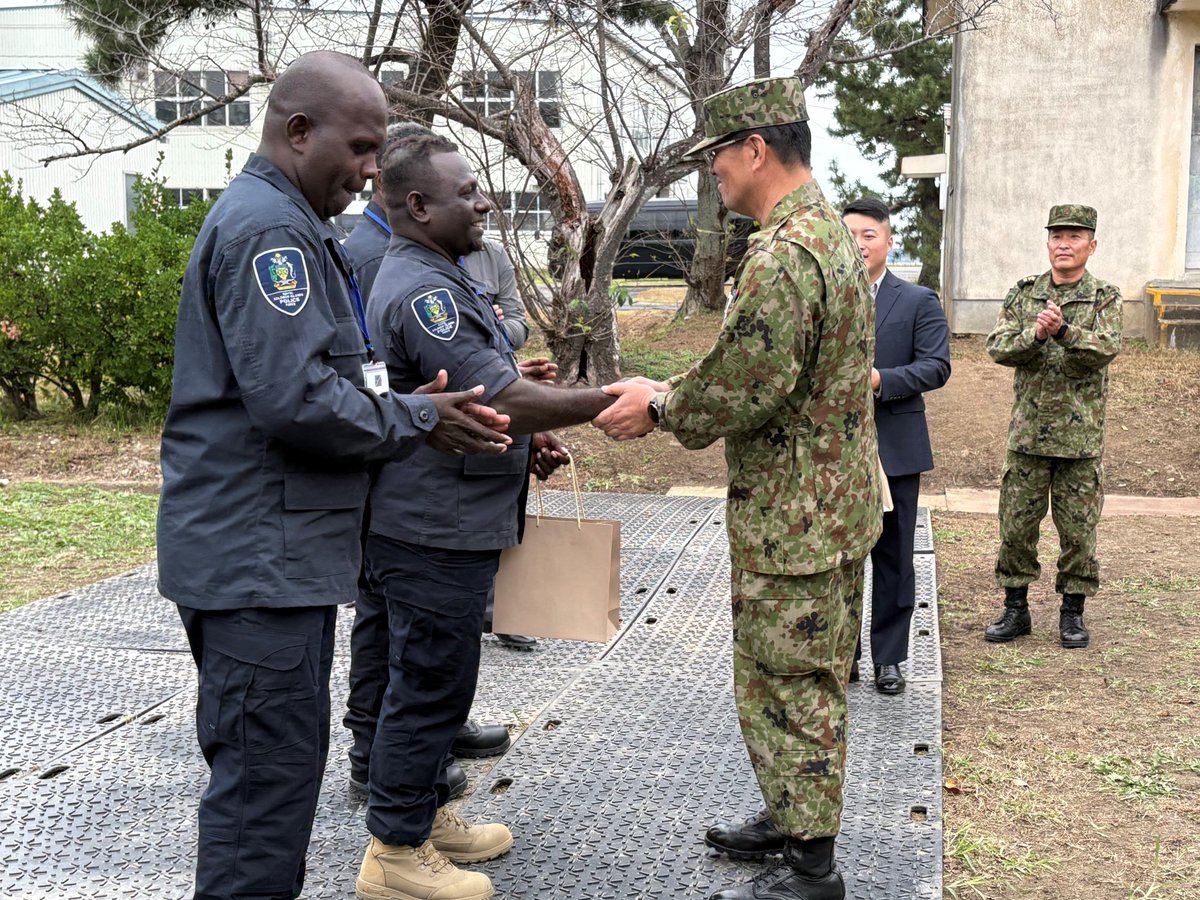 ModJapan_en's tweet image. From Oct 20-23, #JMOD/#JSDF carried out the Japan–Solomon Islands Capacity Building Project on #UXO to #RSIPF. Through tours of the Ordnance School and related companies, they gained insights into Japan’s UXO-related efforts. Valuable learning and stronger ties ahead 🇯🇵🤝🇸🇧