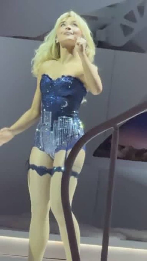 UpdatesBrinaBR's tweet image. 🚨 Figurino temático de Sabrina Carpenter para sua primeira noite em NYC! #NYCShortnSweet