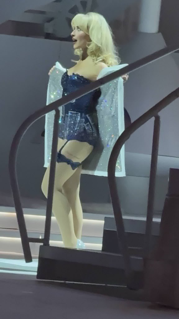 UpdatesBrinaBR's tweet image. 🚨 Figurino temático de Sabrina Carpenter para sua primeira noite em NYC! #NYCShortnSweet