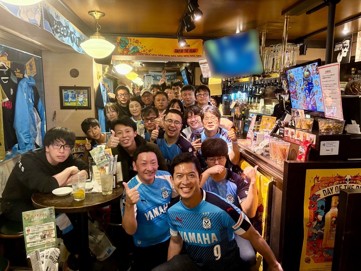 yoshiaki9ohta's tweet photo. 『ジュビロ磐田企画』

東京　HUB高田馬場西店にて
パブリックビューイング

現役の時に着用していた
ユニフォームを着て、
サポーターの皆さんと一緒に
試合観戦❗️
一緒に応援しました❗️

試合は3-1で勝利👏

ご参加いただいたサポーターの皆様
ありがとうございました🙇

#ジュビロ磐田 #ジュビロサポーター