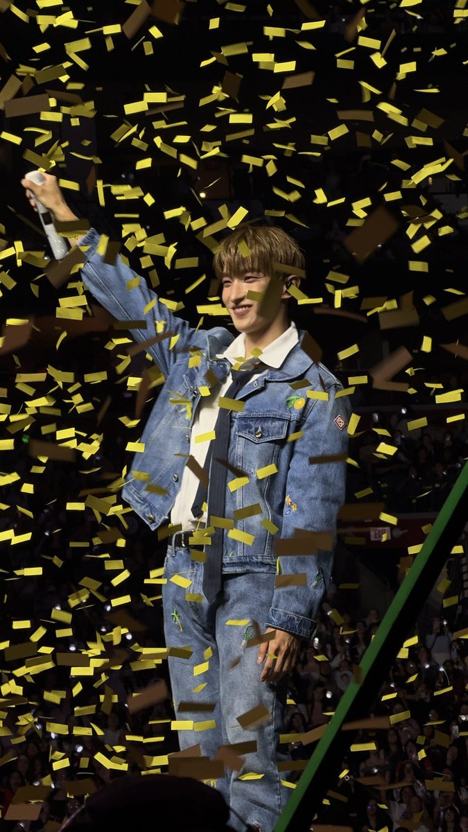 KyeomsBaekery's tweet image. There’s something so magical about Happy Virus Dokyeom smiling under the yellow confetti😭❤️🩹 #도겸