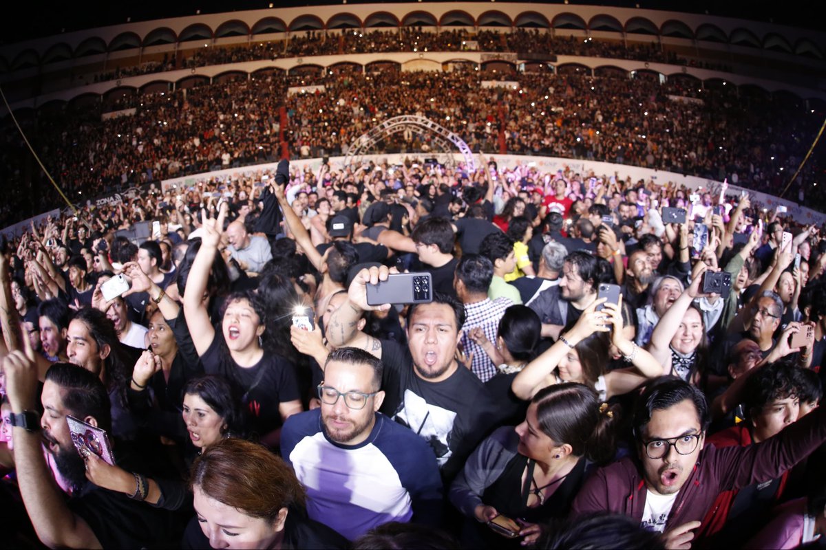 La noche de ayer en Guadalajara, muchísimas gracias por celebrar con nosotros nuestro 30 aniversario locos
🙏😎 
Nos vemos el jueves en el Palacio de los Deportes! 
#molotovxxx