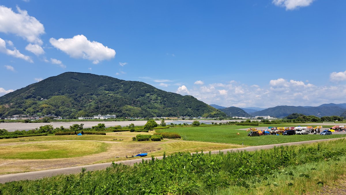 S_shigikai's tweet photo. ★「リアル静岡市議会議員、見てみる？」議員紹介シリーズ

副議長

畑田　響（自民党）

静岡市の好きなところ
安倍川花火大会。
安倍川河川敷からの山がきれいです。
新しい大浜プール。海岸線から富士山も見えます。
お茶、スイーツが好きで、心が和みます。

次は、田中　志保議員✨

＃畑田響 https://t.co/Mbce6egzXg