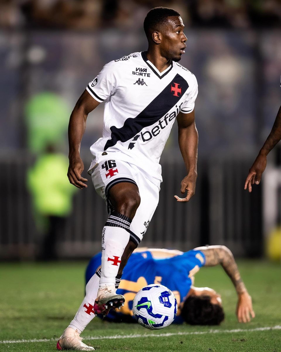 plantaovascain0's tweet photo. Sério rapaziada, o nível de jogo apresentado pelo Carlos Cuesta é coisa de maluco, é um jogador sério, a bola não queima nos pés, tem imposição física, tem velocidade, é um defensor COMPLETO!

Estou extremamente empolgado com as atuações desse colombiano! https://t.co/FenDMhRmdN