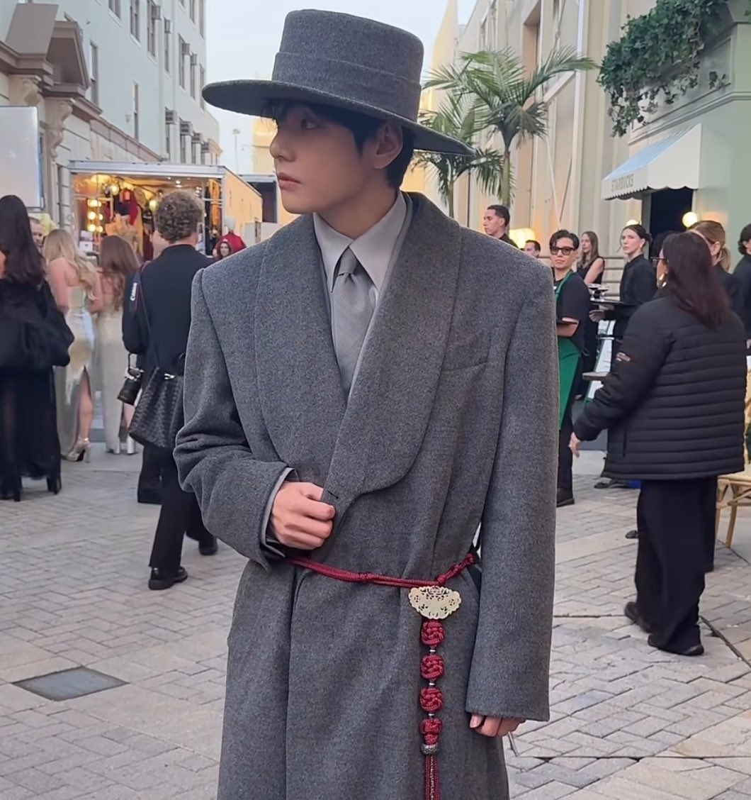taehyung looks like he just walked out of a 1940s noir film… the wide brim hat, the oversized coat, that muted grey palette oh this is cinema! he totally belongs there 

V AT VOGUE WORLD #VxVogueWorldHollywood  #TaehyungxVogueWorld #VogueWorld