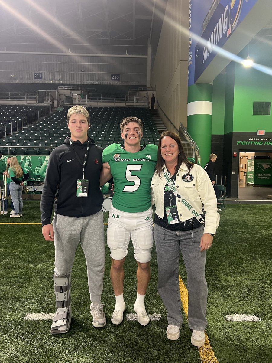 I had a really great time in North Dakota. I appreciate the invite <a href="/ghaugii7/">Gordie Haug</a> Thank you. Great culture. Go hawks!
<a href="/UNDfootball/">North Dakota Football</a> <a href="/Coach_SchmidtE/">Eric Schmidt</a> <a href="/coachkaminski/">Coach Kaminski</a> <a href="/SunPrairieFB/">Sun Prairie East Football</a> 
<a href="/AllenTrieu/">Allen Trieu</a>