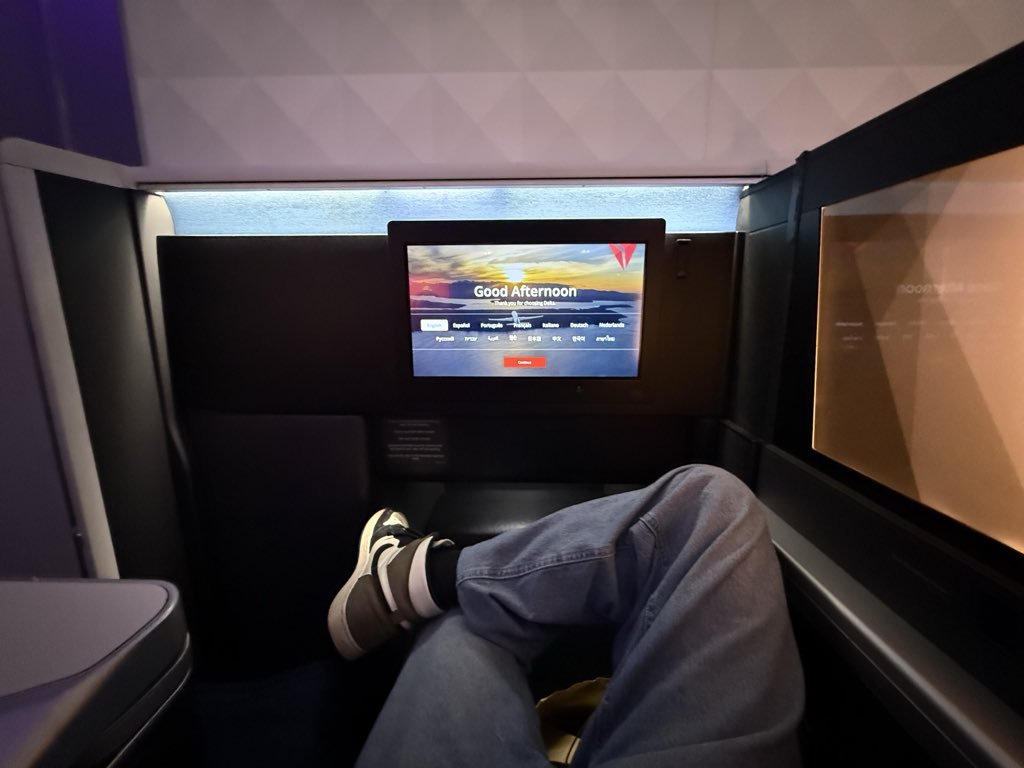 MaruiKin's tweet image. 13 hour flight in first class, time to #tweetsomebullshit