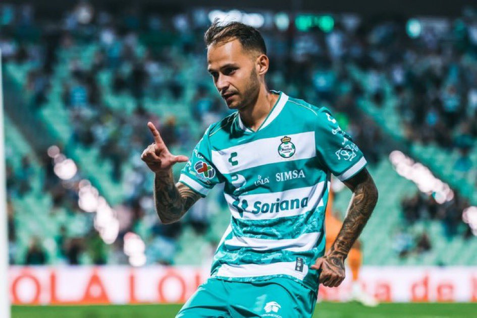 .<a href="/ClubSantos/">Club Santos</a> se impuso por 3-1 a <a href="/Club_Queretaro/">Gallos Blancos 🐓</a> este domingo en el TSM Corona, por la jornada 15 del Torneo de Apertura 2025 de la <a href="/LigaBBVAMX/">Liga BBVA MX</a>