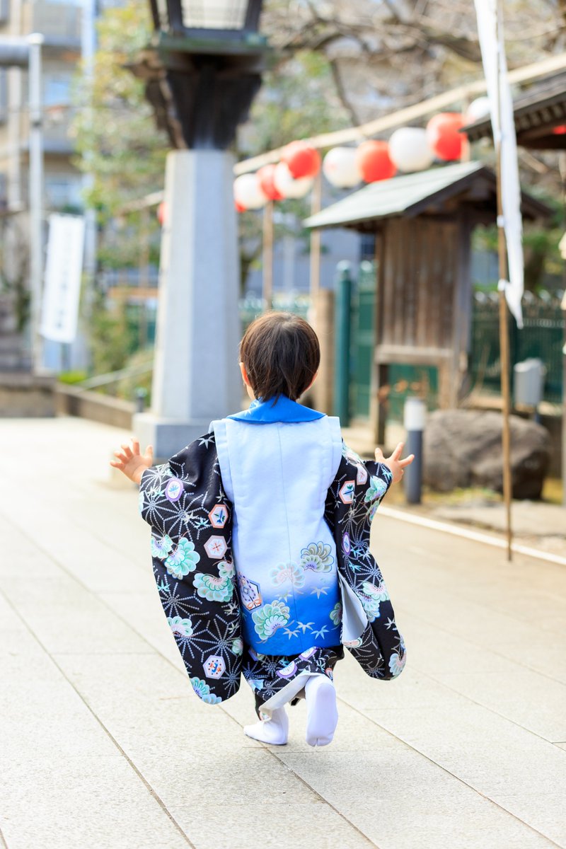 fotowajp's tweet photo. 経験豊富なフォトグラファーさんのアドバイスがなければ、裸足で走る息子の後ろを、下駄を持って追いかける私の姿が写っていたかもしれません。
撮影そっちのけで遊んだり、防寒対策のマフラーで衣装が隠れたり。あちゃー」と思う瞬間ほど、今では愛おしい思い出です。

#うちの七五三事件簿 #fotowa https://t.co/tAOwqeFXer