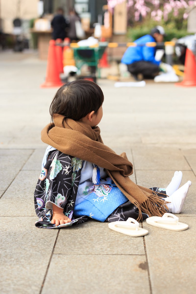 fotowajp's tweet photo. 経験豊富なフォトグラファーさんのアドバイスがなければ、裸足で走る息子の後ろを、下駄を持って追いかける私の姿が写っていたかもしれません。
撮影そっちのけで遊んだり、防寒対策のマフラーで衣装が隠れたり。あちゃー」と思う瞬間ほど、今では愛おしい思い出です。

#うちの七五三事件簿 #fotowa https://t.co/tAOwqeFXer
