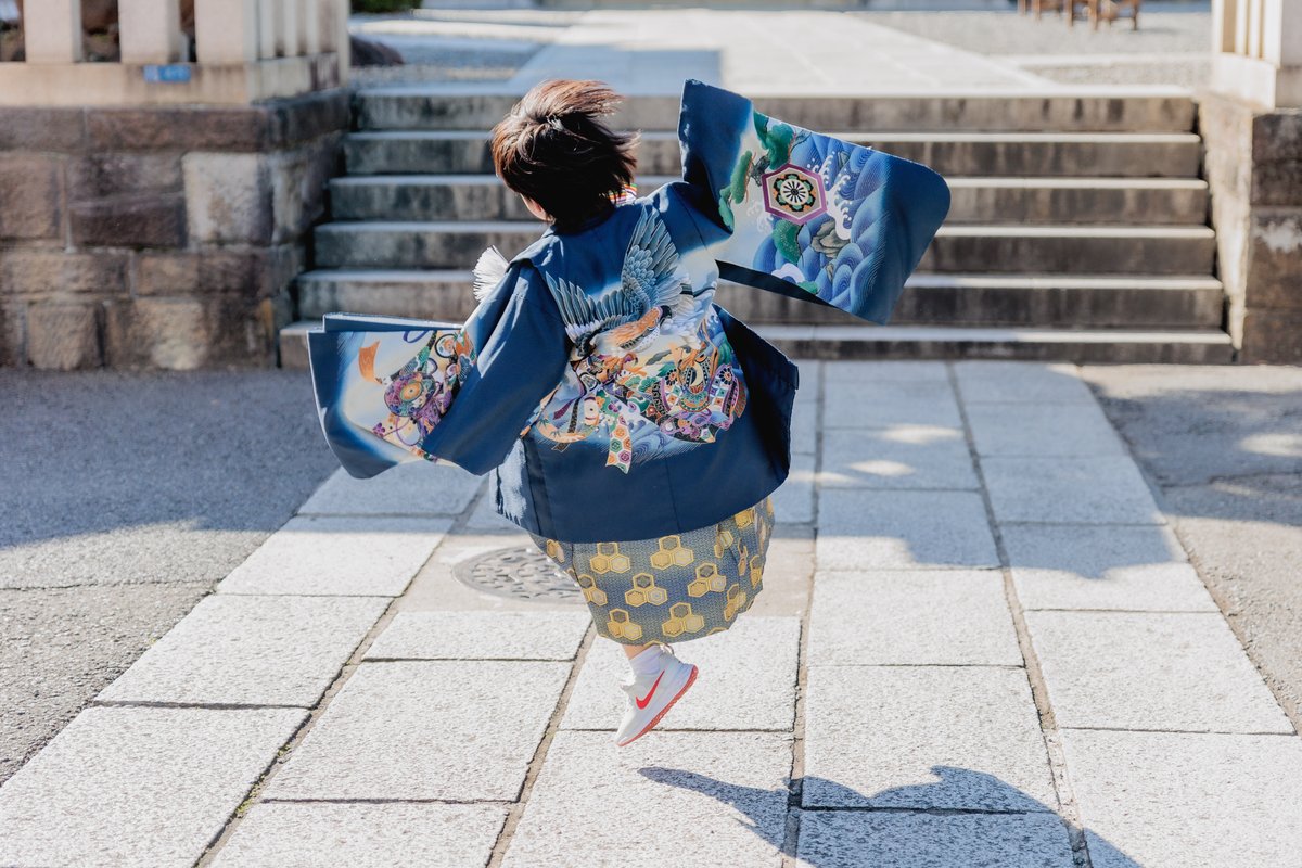fotowajp's tweet photo. 最初はカメラの前で緊張していましたが、段々と撮ってもらうのが楽しくなり「飛ぶところも撮って！」と何度もジャンプ。顔の写真も欲しい親をよそに「まだ！」と飛び回り、最後まで撮影を楽しんでいました。

#うちの七五三事件簿 #fotowa https://t.co/bGdDJIL7h7
