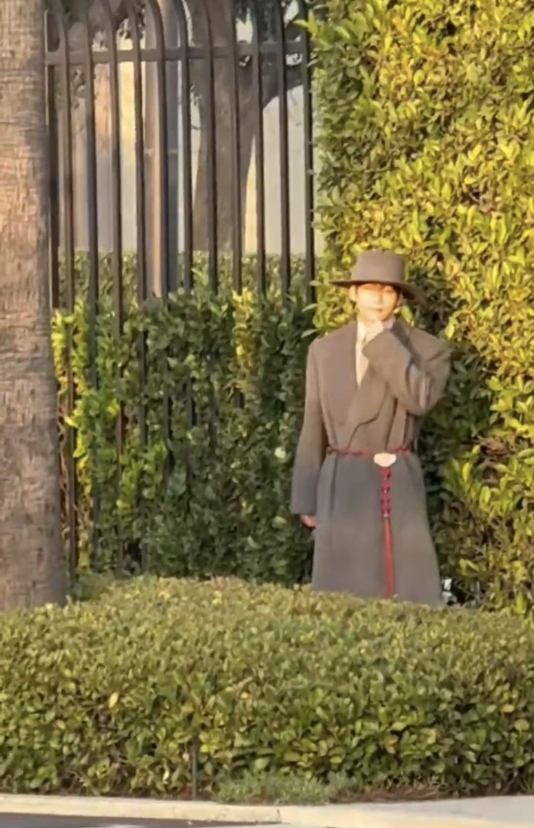 V making his fans happy by waving at them to let them know, he knows they are there supporting him.
#TaehyungatVogueWorldHollywood
#TaehyungatVogueWorld
#VatVogueWorldHollwood
#VatVogueWorldHollywood