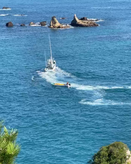 lyingBOTShm0c's tweet photo. #TaijiCoveJAPAN🔴: After days of torrential rain and high waves, the #DolphinHunters are back in full force and have driven part of a pod of #Bottlenose #Dolphins into the Cove🐬🐬, after which they set off to catch the rest of this pod. Awaiting the outcome of the latter .... 🇯🇵 https://t.co/819lfj45r2