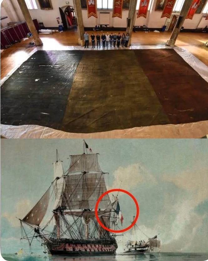 🇫🇷 Un symbole historique en taille XXL
Le drapeau gigantesque du navire français Le Généreux, capturé par l’amiral Nelson en 1800, figure parmi les plus anciens Tricolores encore conservés à ce jour. Les humains sur la photo donnent l’échelle impressionnante de ce morceau