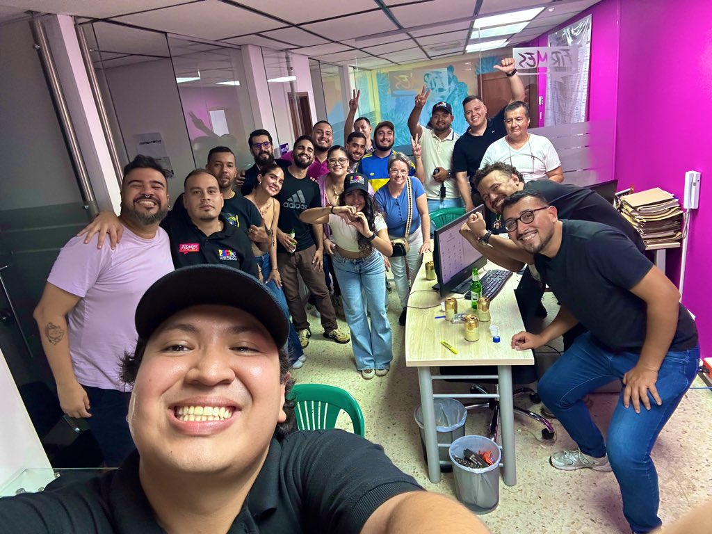 Gracias equipo <a href="/FirmesCol/">Firmes</a> en dos años hemos crecido exponencialmente!!! Ni un paso atrás camaradas!!!