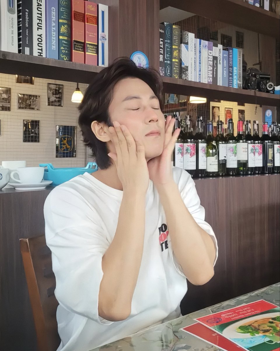 ตื่นมาอาบน้ำ แต่งตัว ผัดหน้าผัดตา พร้อมออกไปใช้ชีวิตในวันจันทร์สุดท้ายของเดือนตุลาคมกันค่ะพี่ๆ