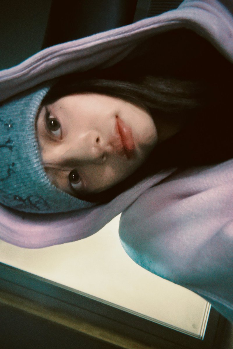 mparkminju's tweet photo. Dalam hangatnya hoodie dan sentuhan beanie abu yang manis, aku seakan terbungkus dalam dunia kecil 𝗉͟𝖾͟𝗇͟𝗎͟𝗁͟ 𝗄͟𝖾͟𝗍͟𝖾͟𝗇͟𝖺͟𝗇͟𝗀͟𝖺͟𝗇. Ada rasa lembut yang berputar pelan, seperti angin malam yang berbisik pelan di telinga, membawa mimpi yang manis dan sedikit rahasia. https://t.co/cLn26WLDok
