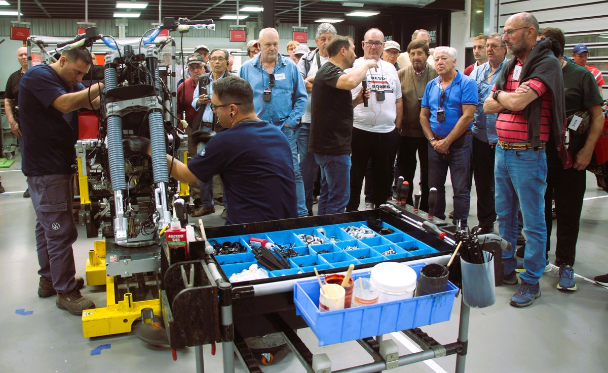 raulbarcelook's tweet image. Reciente tour&quot;Desde Boxes&quot;:con Patricio Torres, ingeniero que trabaja en Alpine de F-1 en Inglaterra y con O. Berta (h) en La Fortaleza; la otra, ensamble de las motos Ducati en el Centro Córdoba VW.Por último,en Alisi Motors rodeando el Miles GT,hermosa recreación del Ford GT 40