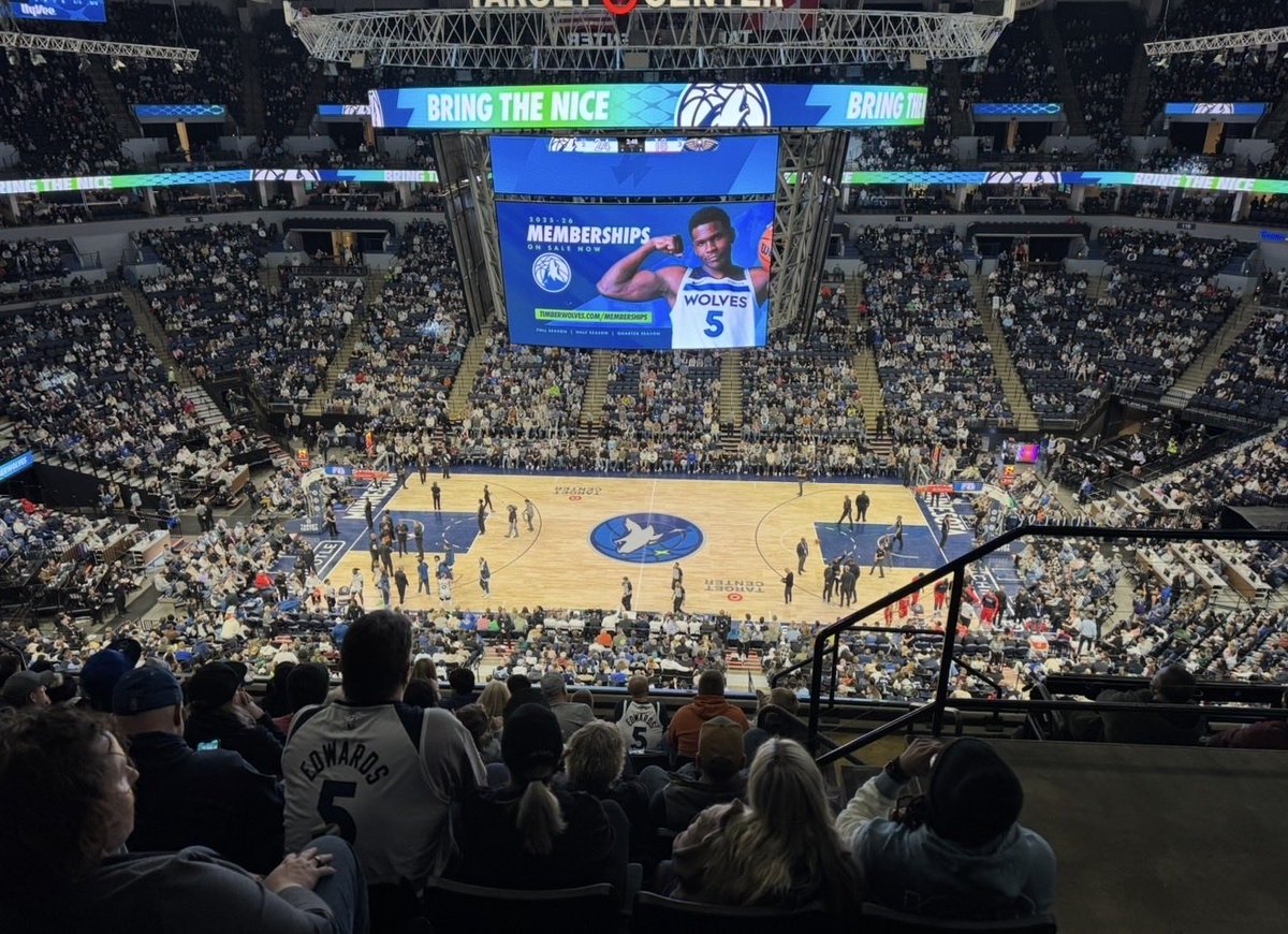 BrooksRadio's tweet image. Last year vs. this year. The stage lighting is freaking phenomenal. @Timberwolves @AROD