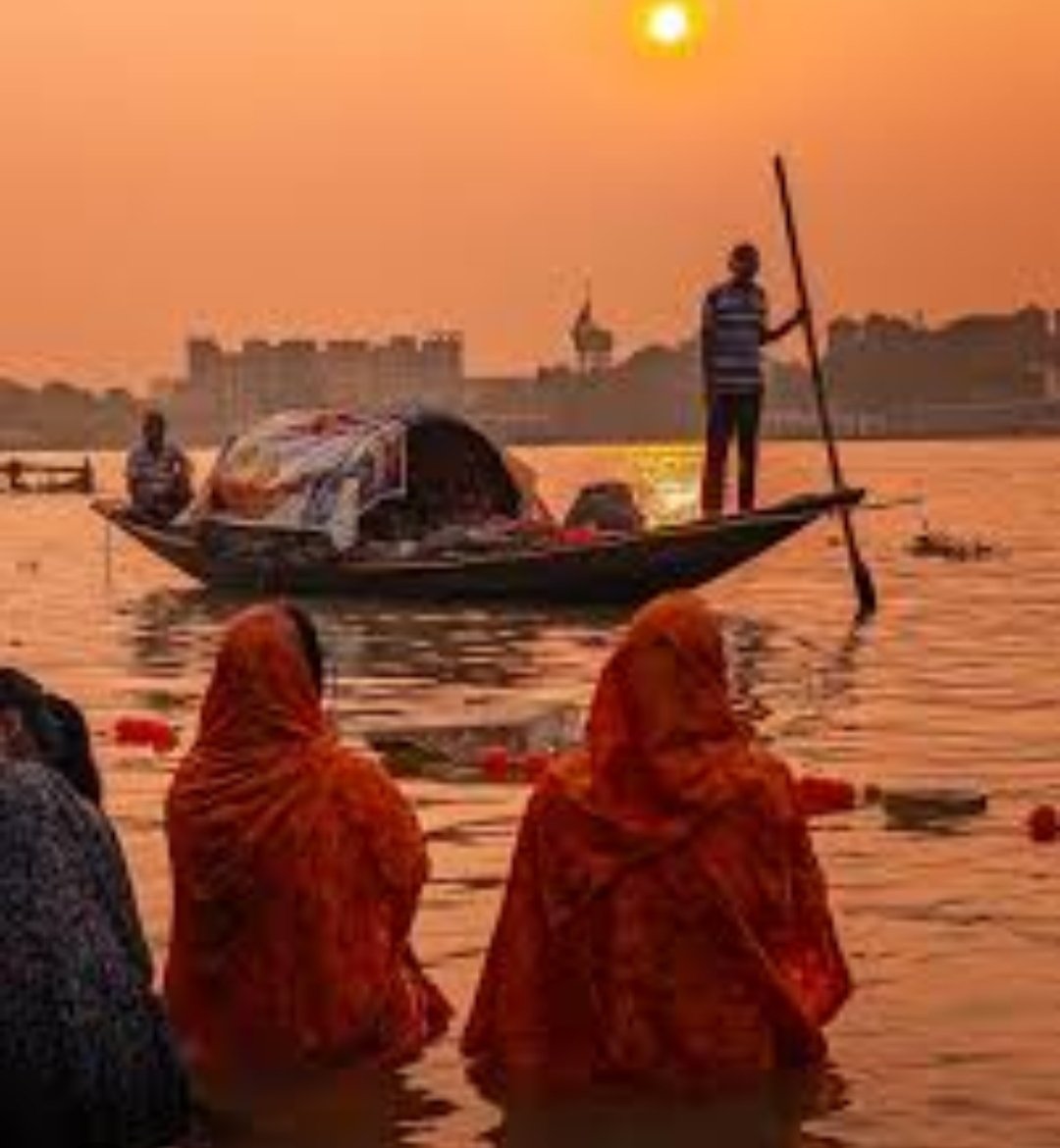 संध्या की लालिमा जब क्षितिज पर उतरती है और अर्घ्य का जल सूर्य की किरणों से आलोकित हो उठता है, तब मानो प्रकृति स्वयं श्रद्धा में नतमस्तक हो जाती है। यह क्षण केवल पूजन का नहीं, बल्कि आत्मशुद्धि और आस्था के उदय का भी होता है।
सायं अर्घ्य के इस पावन अवसर पर आपको एवं आपके परिवार को