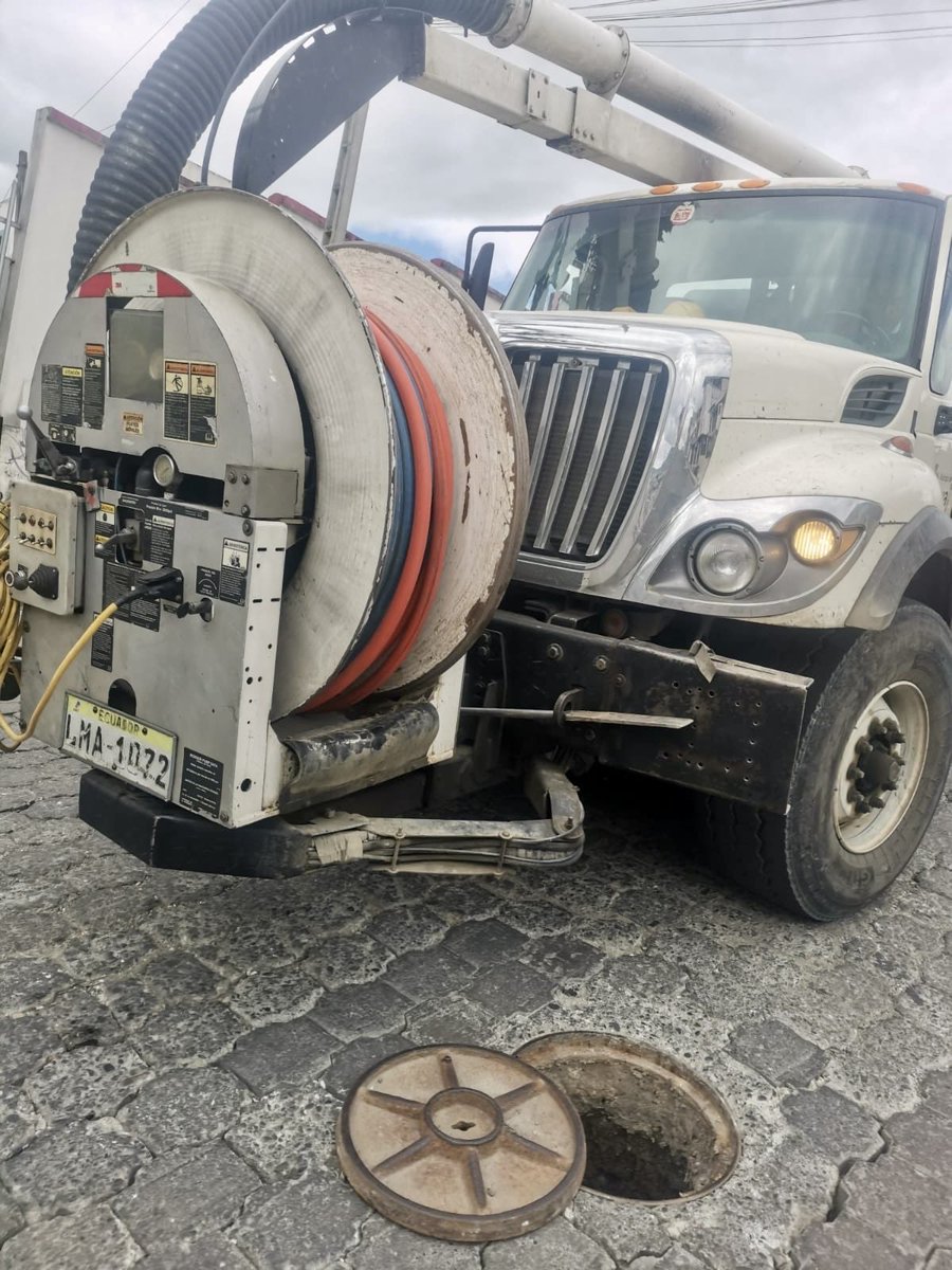 💧 UMAPAL trabaja en distintos puntos de la ciudad: realizamos limpieza de pozos y sumideros en las calles Catamayo y Acacias, y avanzamos con el alcantarillado sanitario en el barrio Isaac Ordóñez. 🌧️🙌

#MunicipioDeLoja #TrabajoEnMarchaPorLoja