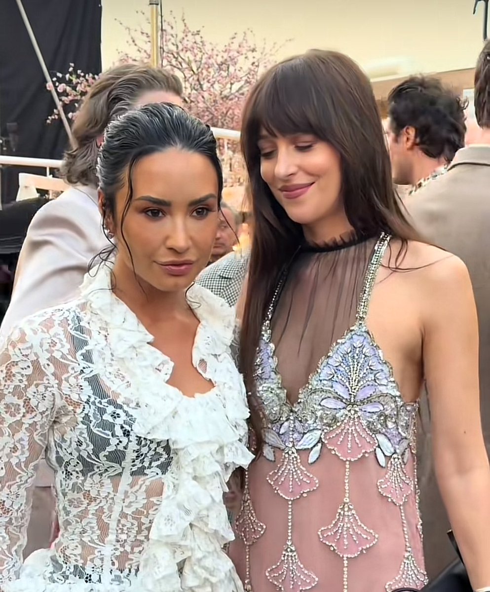 eitherwaydemi's tweet image. same dakota…