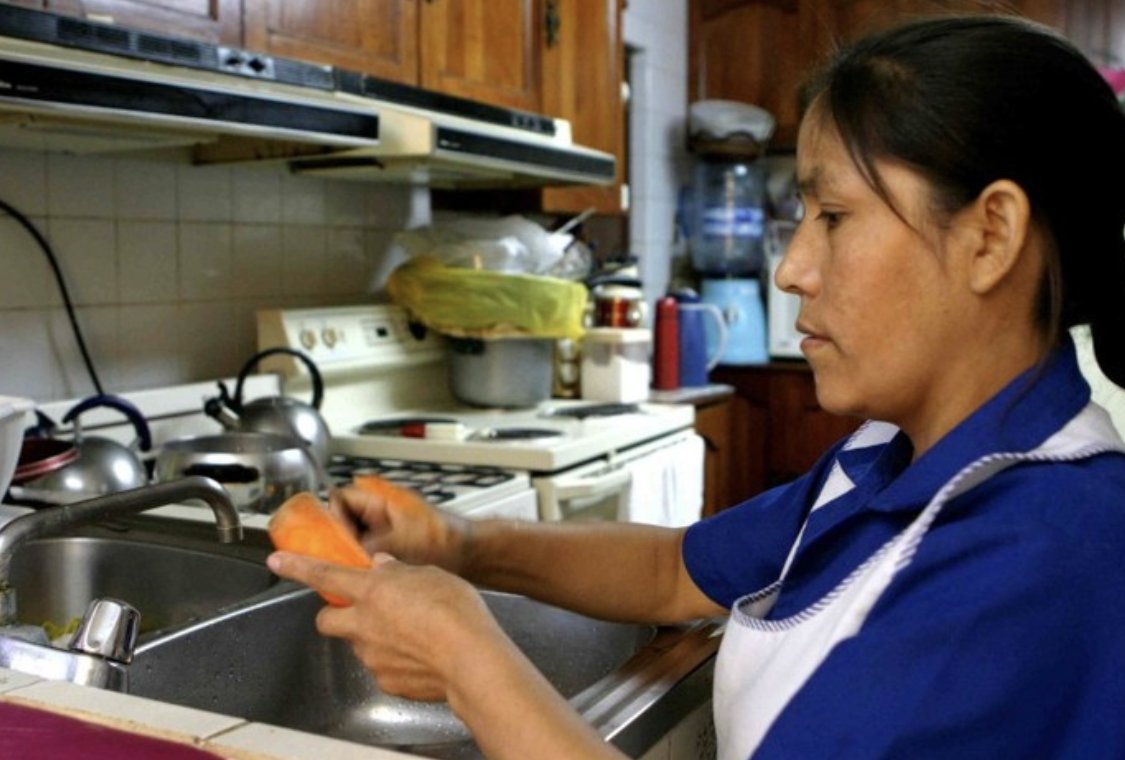 💔 Una mujer trabajadora del hogar pidió pensión alimenticia tras separarse de su esposo. Él alegó que no tenía derecho porque “ella sí trabaja”. Pero el Tribunal Colegiado vio más allá del argumento fácil: reconoció que ese empleo, aunque honesto y digno, es inestable, mal