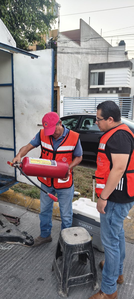 🦺⚽️✅️ | Se activa operativo #EstadioSeguro en el Estadio Alfonso Lastras, previo al encuentro entre Atlético de San Luis 🆚 Necaxa, con el objetivo de garantizar la seguridad de asistentes y comerciantes.

#EstadioSeguro #ProtecciónCivilSLP #SanLuisPotosí #AtléticoDeSanLuis