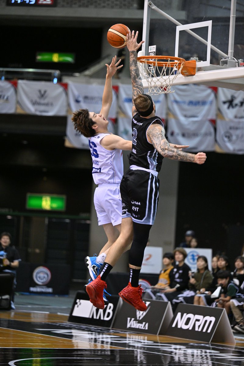 このプレイシーンが凄く嬉しかったし、ワクワクした昨日の試合
小室選手が積極的に攻め、勝ちへの執念を見せながらも
アウダ選手が全力でブロック

小室選手は悔しさを見せてたけど、日に日に良い漢になってきている
今シーズン絶対この高い壁を乗り越えて行く