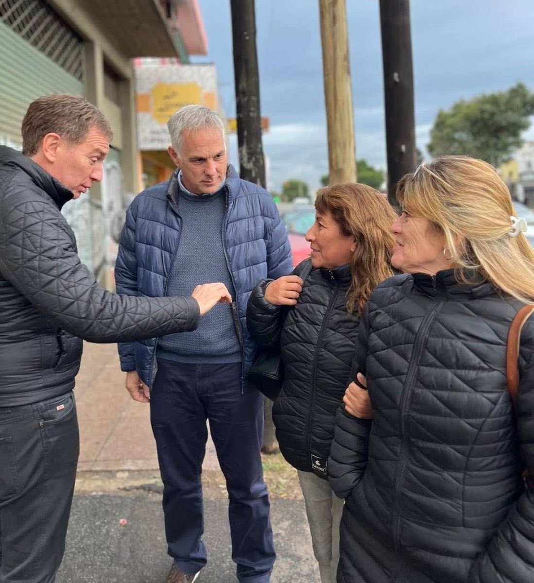 El Colo <a href="/diegosantilli/">Diego Santilli</a> volvió a mostrar que el cambio se hace en la calle: con humildad, de frente y con conocimiento.
En la alianza LLA–PRO, va a ser pieza clave para transformar el voto en reformas.
#Cambio y #Libertad ya pisan fuerte en la Provincia de Buenos Aires.