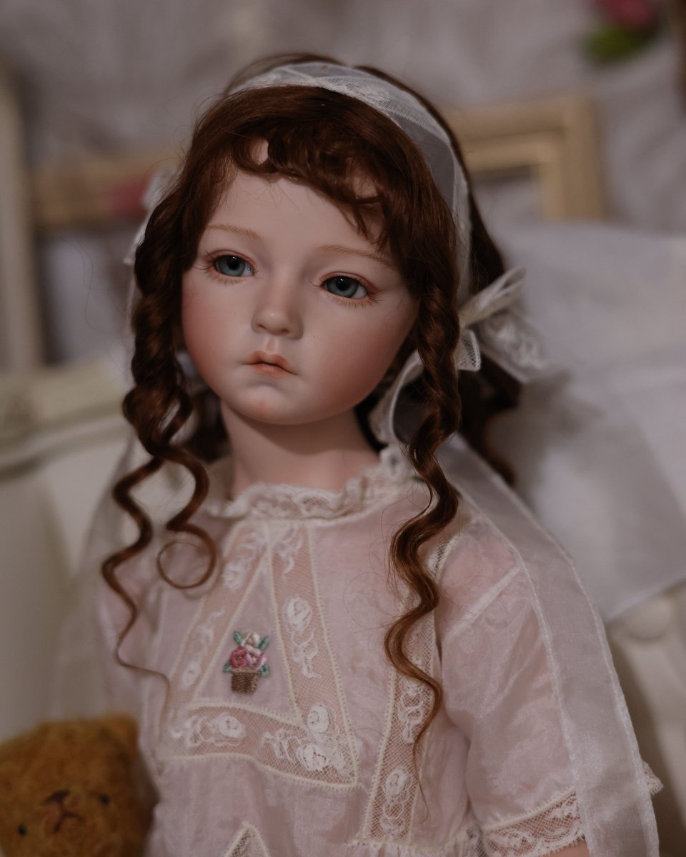 🌾2025年秋Pequeñas esperanzas『たくさんの小さな希望』展の出展作品🌾
🎃2025 Autumn Doll Exhibition『Pequeñas esperanzas』🎃

🔹作家名(Artist)：鈴木李佳(Suzuki Rika)
🔹作品名(Work’s title)：秋思(Shushi（Autumn Reverie）)

作品の追加画像・詳細はHPをご覧ください。
Please visit our