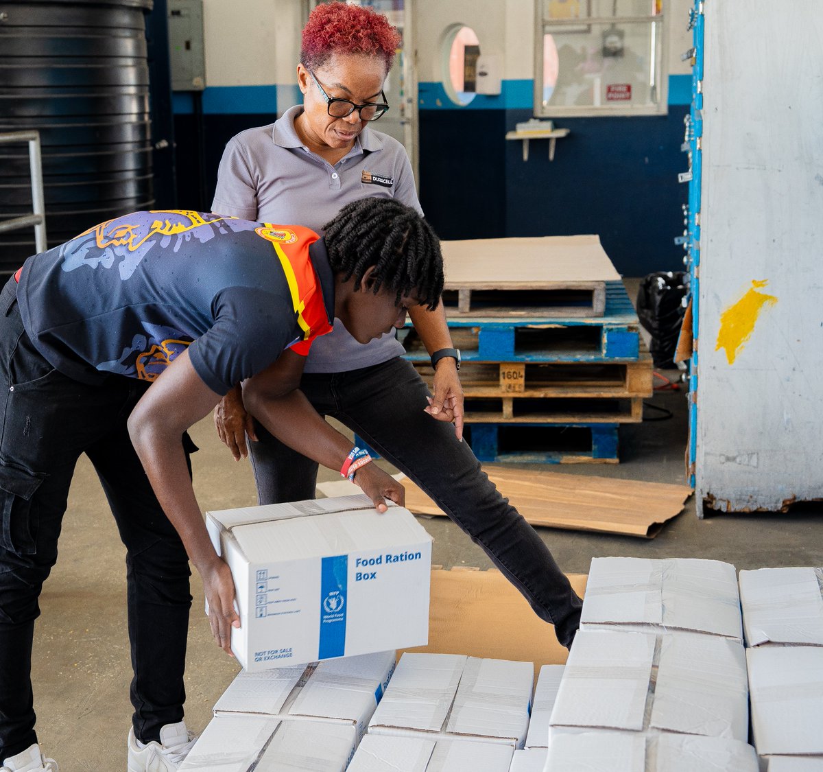 As major #HurricaneMelissa approaches #Jamaica, solidarity is in motion across the Caribbean. <a href="/WFP/">World Food Programme</a> team in Barbados packs boxes of food supplies. They'll be airlifted asap to participate in the government of #Jamaica assistance to affected families. With <a href="/CanHCBarbados/">Canada in Barbados and the OECS</a> support.