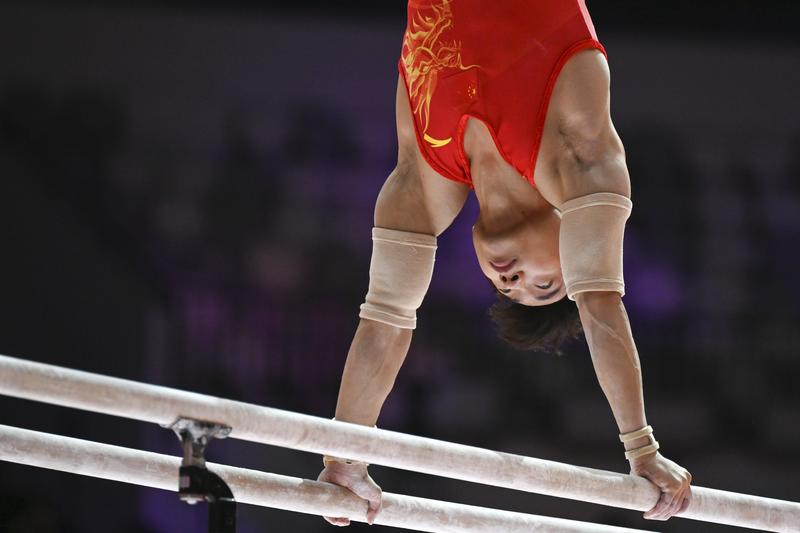 OlympicsCN's tweet image. 🏆🇨🇳 Congratulations to Zou Jingyuan for winning gold in the men's #parallelbars final at the 2025 Artistic #Gymnastics World Championships! This marks #TeamChina's third gold! 💪✨ #GymnasticsExcellence