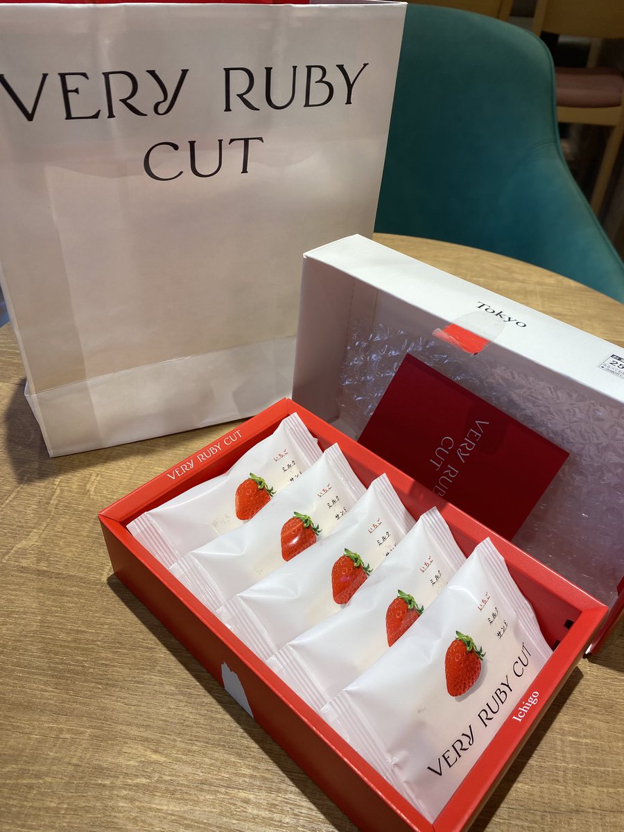 今日は新連載の顔合わせで、原作者の先生と担当さんとお食事をご一緒しました🍝✨
緊張しましたが、たくさんお話できて嬉しかったです。お菓子のお土産までいただいて感激でした🍰
素敵な作品になるよう頑張ります！