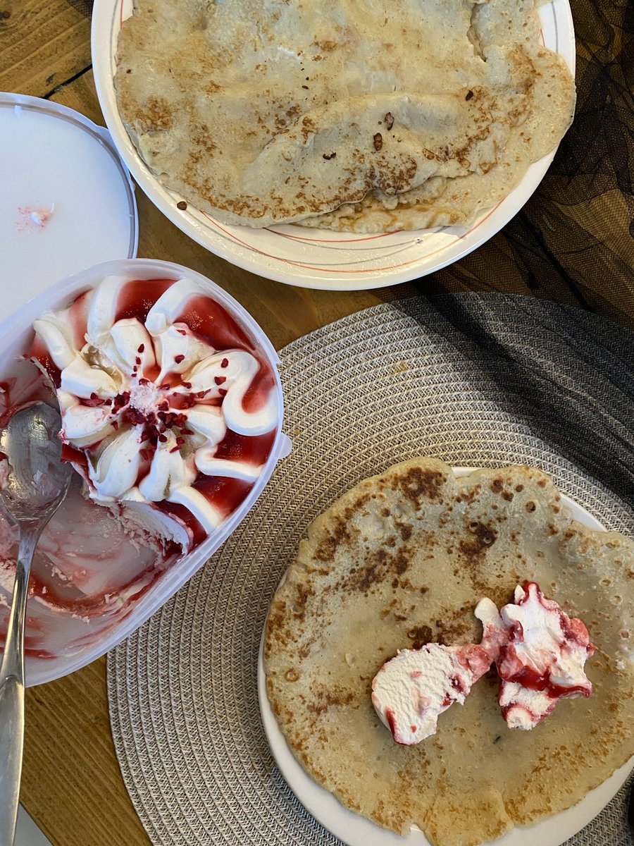 Saatoinpa ehkä aloittaa viikon letuilla ja jäätelöllä 😋 Makeaa maanantaita  😘