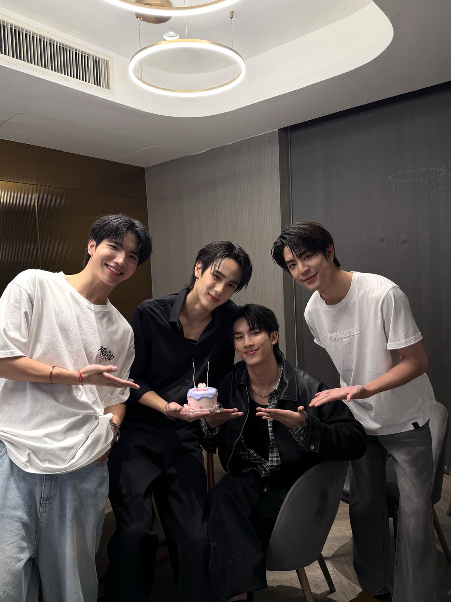 Head2HeadGMMTV's tweet image. เก็บตกเซอร์ไพรส์ที่ไม่เซอร์ไพรส์นำทีมโดย @javabh28 🤣 ว่าเค้กรสอะไรอย่าลืมมาเฉลยน้าา🎂 #H2HseriesEP1 
@sea_ta_lay @keenkeno_sp @swensurf