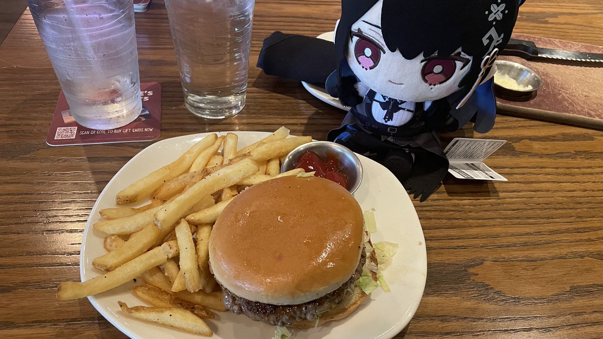It’s time for your hamburger Rissa! 🍔
#RissaLIVE #RavenSnacks