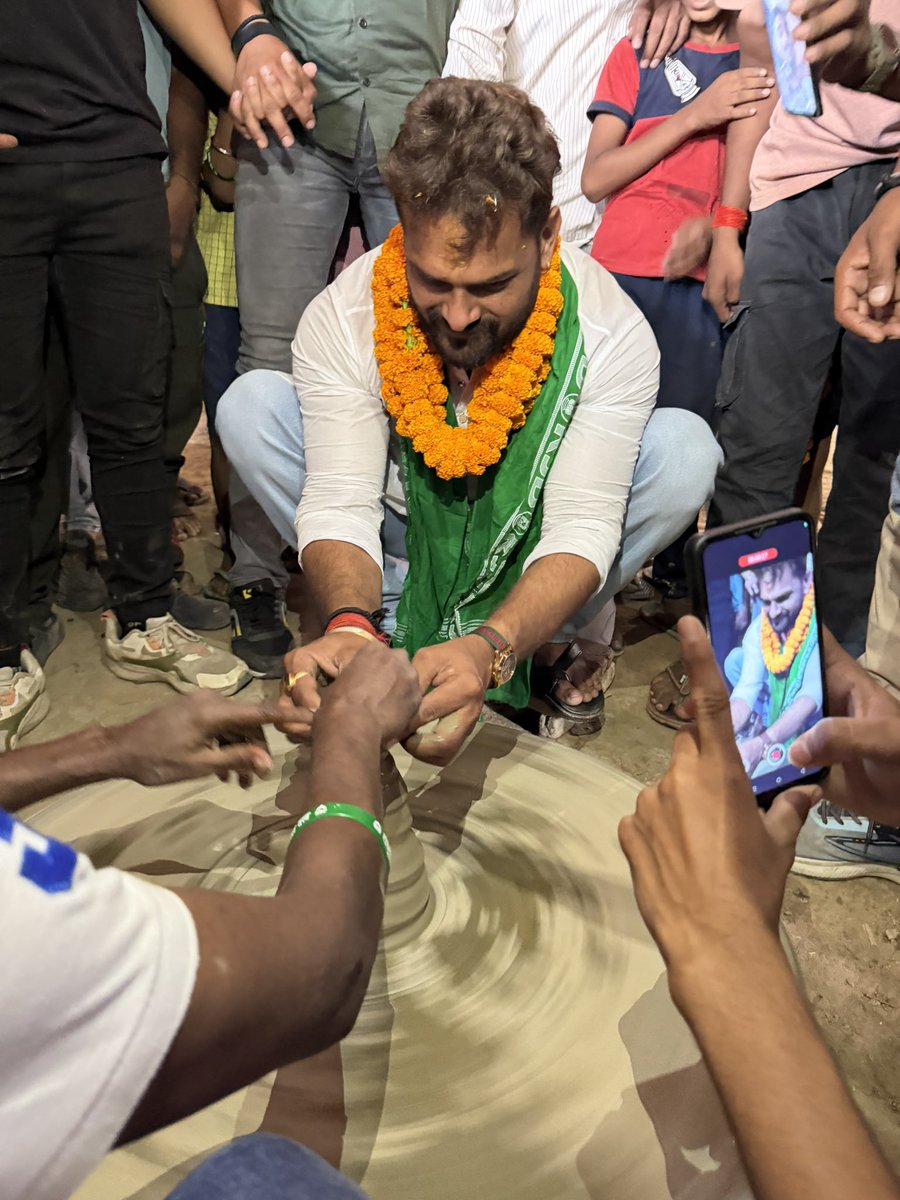 Khesari Lal Yadav (рдЦреЗрд╕рд╛рд░реА) (@khesarily) on Twitter photo рдЬрдирд╕рдВрдкрд░реНрдХ рдХреЗ рджреМрд░рд╛рди рдорд┐рдЯреНрдЯреА рд╕реЗ рдЬреБрдбрд╝реА рдЗрд╕ рдЦреВрдмрд╕реВрд░рдд рдХрд▓рд╛ рдХреЛ рдЕрдкрдиреЗ рд╣рд╛рдереЛрдВ рд╕реЗ рдорд╣рд╕реВрд╕ рдХрд┐рдпрд╛...рд╣рд░ рджрд┐рдпрд╛, рд╣рд░ рдкрд╛рддреНрд░ рдХреБрдореНрд╣рд╛рд░ рднрд╛рдЗрдпреЛрдВ рдХреА рдореЗрд╣рдирдд рдФрд░ рдкреНрдпрд╛рд░ рд╕реЗ рдЬрдиреНрдо рд▓реЗрддрд╛ рд╣реИред тЭдя╕П
рдЗрд╕рд▓рд┐рдП рдЖрдк рд╕рднреА рдЫрдкрд░рд╛ рдФрд░ рдмрд┐рд╣рд╛рд░ рд╡рд╛рд╕рд┐рдпреЛрдВ рд╕реЗ рдЕрдкреАрд▓ рдХрд░рддреЗ рд╣реИ рдХрд┐ рдЖрдк рд╕рдм рдЕрдкрди рд╣рд░ рддреНрдпреМрд╣рд╛рд░ рдФрд░ рд╢реБрдн рдХрд╛рд░реНрдпреЛрдВ рдореЗрдВ рдЗрдирдХреЗ рд╣реБрдирд░ рдХреА рдЪрдордХ рдХреЛ рд╢рд╛рдорд┐рд▓ рдХрд░реЗрдВ рдирд╛ рдЬрдирд╕рдВрдкрд░реНрдХ рдХреЗ рджреМрд░рд╛рди рдорд┐рдЯреНрдЯреА рд╕реЗ рдЬреБрдбрд╝реА рдЗрд╕ рдЦреВрдмрд╕реВрд░рдд рдХрд▓рд╛ рдХреЛ рдЕрдкрдиреЗ рд╣рд╛рдереЛрдВ рд╕реЗ рдорд╣рд╕реВрд╕ рдХрд┐рдпрд╛...рд╣рд░ рджрд┐рдпрд╛, рд╣рд░ рдкрд╛рддреНрд░ рдХреБрдореНрд╣рд╛рд░ рднрд╛рдЗрдпреЛрдВ рдХреА рдореЗрд╣рдирдд рдФрд░ рдкреНрдпрд╛рд░ рд╕реЗ рдЬрдиреНрдо рд▓реЗрддрд╛ рд╣реИред тЭдя╕П
рдЗрд╕рд▓рд┐рдП рдЖрдк рд╕рднреА рдЫрдкрд░рд╛ рдФрд░ рдмрд┐рд╣рд╛рд░ рд╡рд╛рд╕рд┐рдпреЛрдВ рд╕реЗ рдЕрдкреАрд▓ рдХрд░рддреЗ рд╣реИ рдХрд┐ рдЖрдк рд╕рдм рдЕрдкрди рд╣рд░ рддреНрдпреМрд╣рд╛рд░ рдФрд░ рд╢реБрдн рдХрд╛рд░реНрдпреЛрдВ рдореЗрдВ рдЗрдирдХреЗ рд╣реБрдирд░ рдХреА рдЪрдордХ рдХреЛ рд╢рд╛рдорд┐рд▓ рдХрд░реЗрдВ рдирд╛