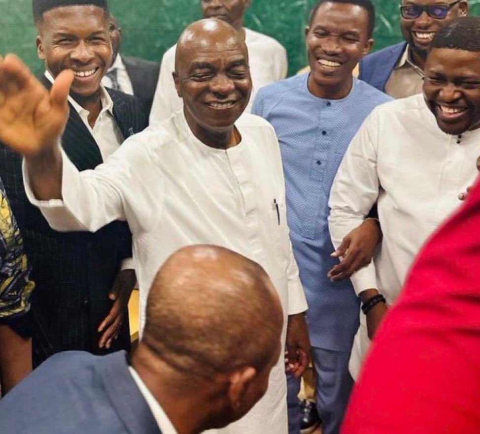 mini_r0dn3y__'s tweet image. Elon fix the algo&quot;
Even u wey no dey get pass 100 views before