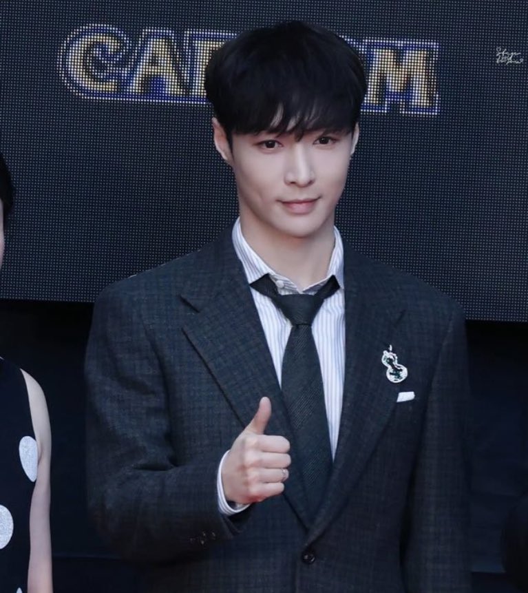 there’s 11 years of difference between these photos ……….. yixing are you kidding me !?