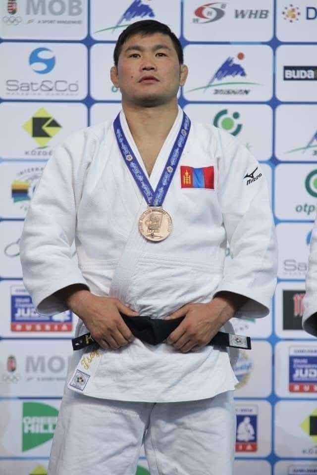 МУГТ Х.Цагаанбаатар: Бага байхад төрсөн эцэг минь бурхан болж, ээж дүү ахтайгаа 5 настайдаа Дархан Уул аймагт шилжин очиж билээ.  1990 онд ээж минь Увс аймгийн Хяргас сумын харъяат Нүрзэдийн Балжинням гэдэг хүнтэй хоёр талаасаа 2, 3 хүүхэдтэй нийлж гэр бүл болсон.  Аав ээж хоёрын