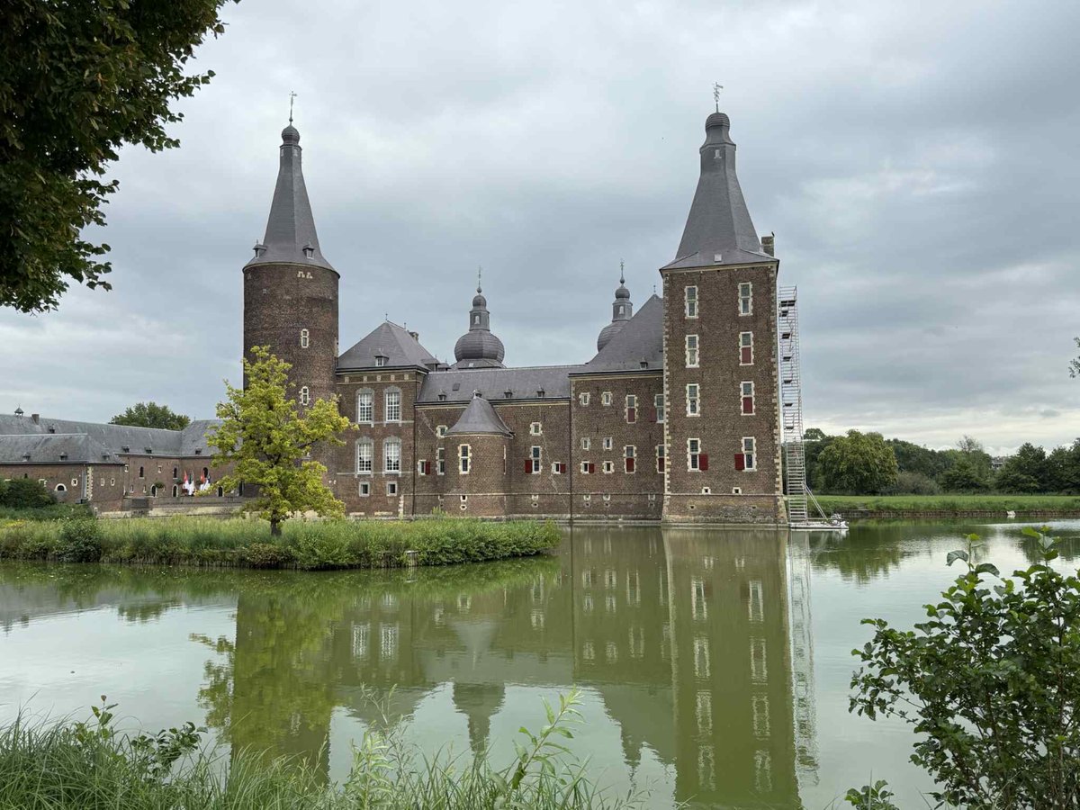 Kasteel Hoensbroek in Zuid-Limburg behoort tot de grootste kastelen van Nederland. De geschiedenis van dit slot begon halverwege de 14e eeuw toen Herman II Hoen het reeds aanwezig stenen huis betrok. Herman en zijn nakomelingen verbouwden het huis tot een imposante waterburcht.