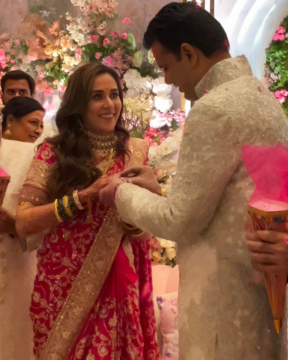 शिवसेना पक्षाचे युवा नेते समाधान सरवणकर आणि अभिनेत्री निर्माती तेजस्विनी लोणारी यांचा कुटुबियांच्या उपस्थितीत साखरपुडा पार पडला.
.
.
#MarathiManorajanVishwa #tejswinilonari