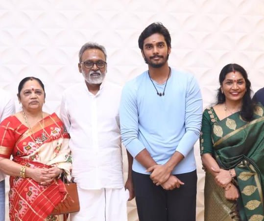 KollyCensor's tweet image. After the successful launch of Neek, @Pavishvofficial is all set for his next project. 

Direction - @alyekmaliya 
Starring - #Pavish &amp;amp; @NagaDurgaoffl 
Production - @DDStudiosSocial, @CreativeEnt4, @Zinema_media 

Shooting starts from Today 👌🏻