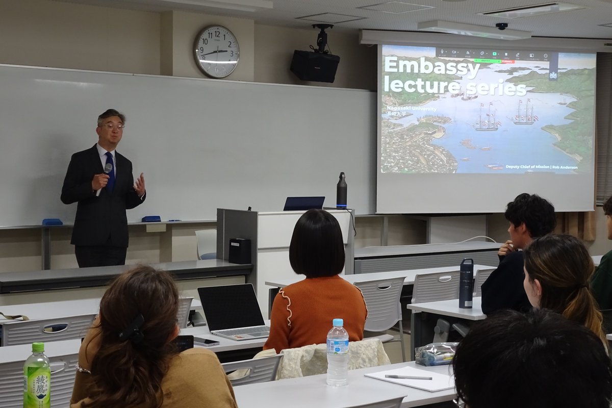 nu_sghss's tweet photo. 2025年5月、多文化社会学部 西田充教授の「大使館連続講義」において、駐日オランダ特命全権公使ロブ・アンダーソン閣下をお迎えし、オランダの環境政策、エネルギー戦略、都市づくり、そして日蘭の長い交流の歴史をテーマにご講演いただきました。 https://t.co/HGu2NWxeTQ
