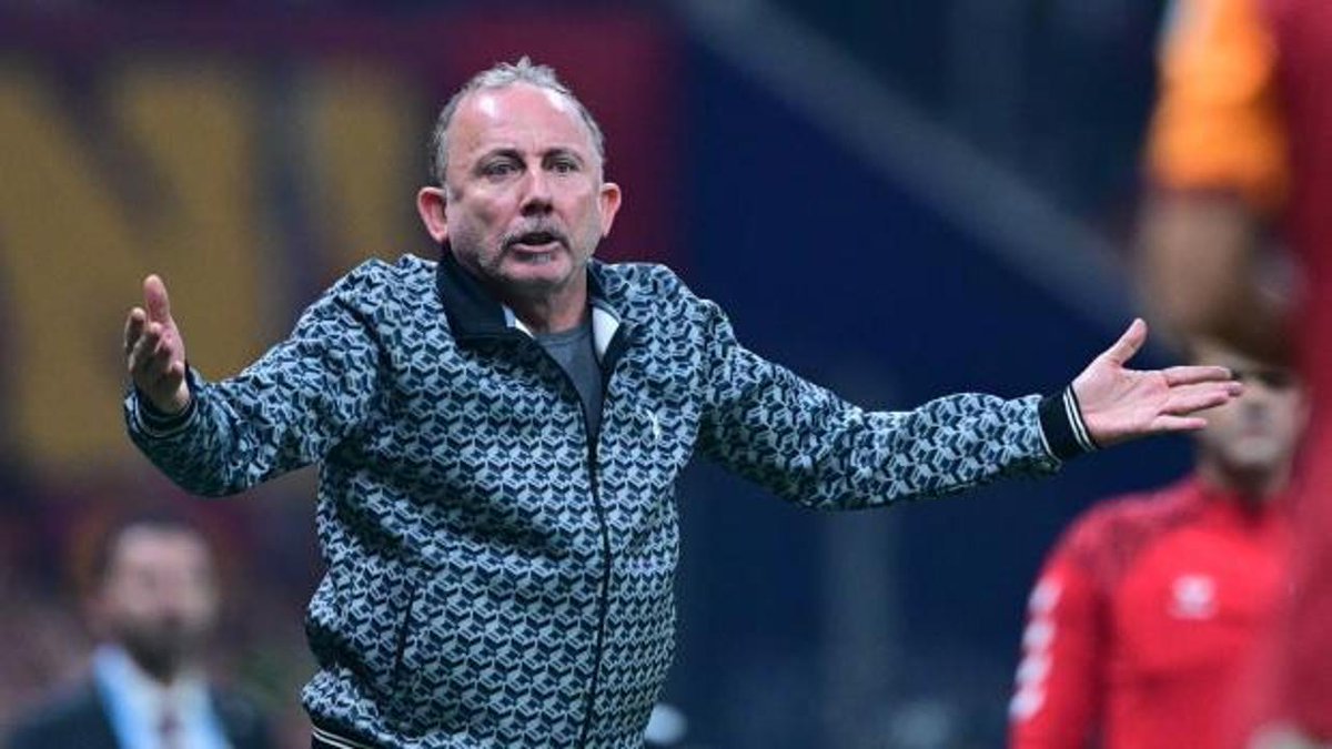 ekgedik1903's tweet image. Sergen Yalçın 2 ayda 
👉 9 maçta 13 puan kaybetti 
👉 Demir Ege varken Necip oynattı Egeyi yedi 
👉 Kartal varken Salihi oynattı Kartalı yedi 
👉 Taylan varken Svensson oynattı Taylanı yedi
👉 Cerny varken Cengiz oynattı Cernynin verimini düşürdü 
👉 Jota yı 5. tercih yaptı…