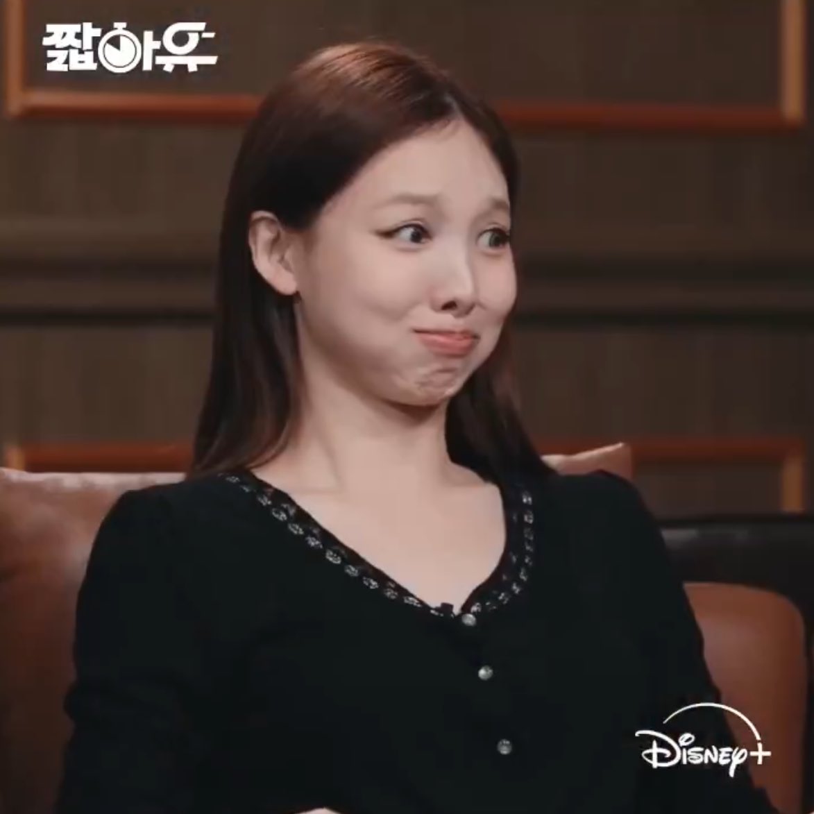 twoapplesjihyo's tweet image. twice are each others laugh buttons for sure nahyo was doing so good till they heard jeongyeon laugh then they nearly exploded